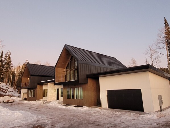 Exterior - Modern Scandinavian cabin steps away from slopes.  Ski-in-Ski-out with Jacuzzi! (Beaver)