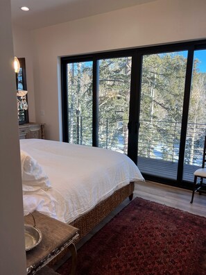 3 bedrooms, WiFi - Modern Scandinavian cabin steps away from slopes.  Ski-in-Ski-out with Jacuzzi! (Beaver)