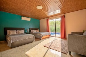 2 chambres, coffres-forts dans les chambres, fer et planche à repasser