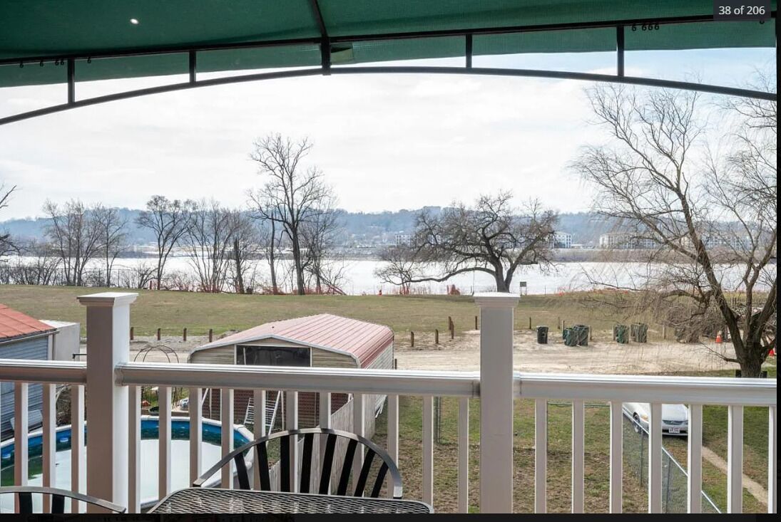 Cheerful 2 bdrm townhouse on the river w/ jacuzzi