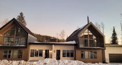 Steps away from the slopes!  Recently built Scandinavian Cabin with Jacuzzi!