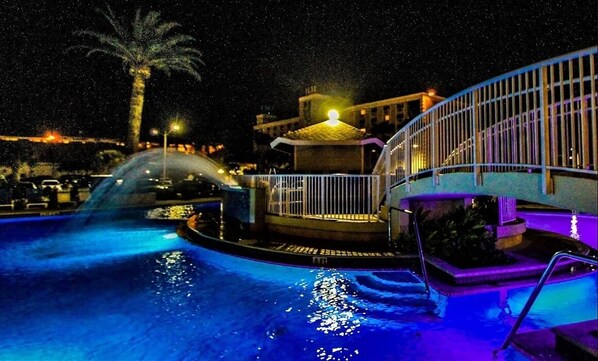 Alberca al aire libre y alberca climatizada