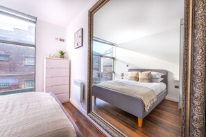 2 habitaciones, tabla de planchar con plancha, wifi y ropa de cama