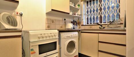 ثلاجة، ميكروويف، فرن، موقد طهي مسطح