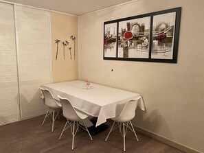 Dining - Captivating 1-Bed Apartment in Paris (Paris)