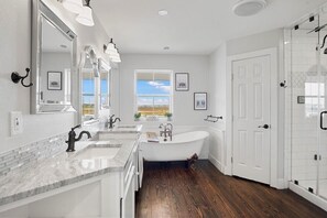 Combined shower/bathtub - Shore Fun at Paradise Point -- best sunset views in Port A! (Port Aransas)