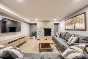 Smart TV, fireplace, books, computer monitors - Designed for Families - 4bd 3ba home in Arvada (Arvada)