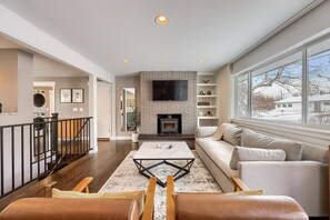 Smart TV, fireplace, books, computer monitors - Designed for Families - 4bd 3ba home in Arvada (Arvada)