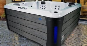Outdoor spa tub - Ski-in-Ski-out Modern Scandinavian Cabin built in 2022 with Jacuzzi (Beaver)
