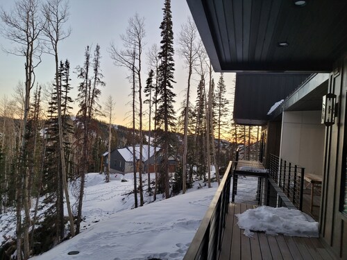 Ski-in-Ski-out Modern Scandinavian Cabin built in 2022 with Jacuzzi