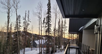 Ski-in-Ski-out Modern Scandinavian Cabin built in 2022 with Jacuzzi