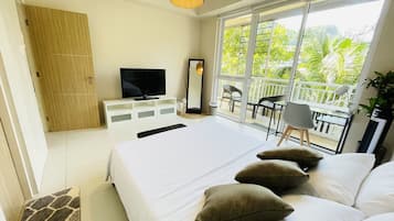 2 bedrooms, desk, WiFi, bed sheets