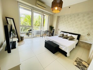 2 bedrooms, desk, WiFi, bed sheets