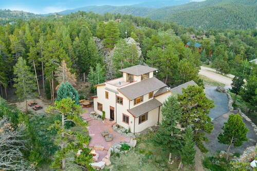 Beautiful Rocky Mountain Retreat Above Boulder with Privacy & Views