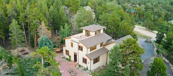 Beautiful Rocky Mountain Retreat Above Boulder with Privacy & Views