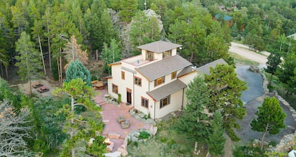 Beautiful Rocky Mountain Retreat Above Boulder with Privacy & Views