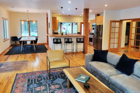 Smart TV, fireplace, books, offices