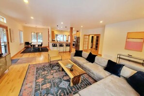 Smart TV, fireplace, books, offices - Beautiful Rocky Mountain Retreat Above Boulder with Privacy & Views (Nederland)