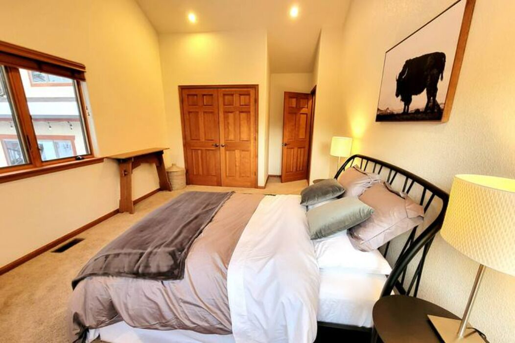 3 bedrooms, iron/ironing board, travel crib, free WiFi