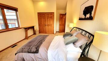 3 chambres, fer et planche à repasser, lit de bébé portatif