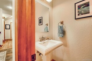 Combined shower/tub, jetted tub, hair dryer, towels
