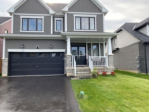 Exterior - Spacious ,comfy house less than 15 mins drive to Niagara Falls and Outlet Mall. (Thorold)