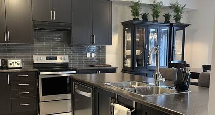 Spacious ,comfy house less than 15 mins drive to Niagara Falls and Outlet Mall.
