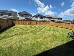 Property grounds - Spacious ,comfy house less than 15 mins drive to Niagara Falls and Outlet Mall. (Thorold)