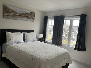 4 bedrooms, iron/ironing board, free WiFi, bed sheets - Spacious ,comfy house less than 15 mins drive to Niagara Falls and Outlet Mall. (Thorold)