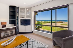 TV - Gorgeous Beach and Ocean Views - Located right on the Beach (Moana)