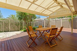 Outdoor dining - Gorgeous Beach and Ocean Views - Located right on the Beach (Moana)