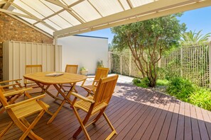 Outdoor dining - Gorgeous Beach and Ocean Views - Located right on the Beach (Moana)