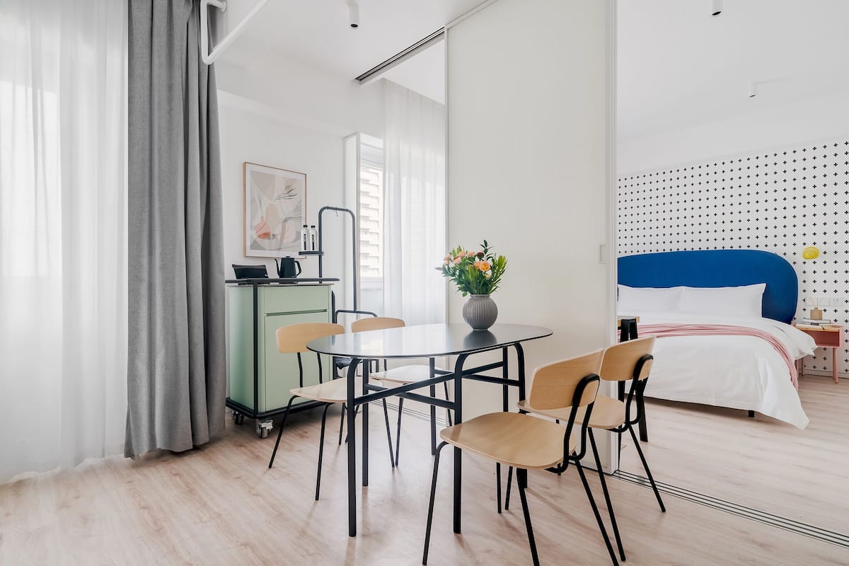 Deluxe-Studiosuite | Daunenbettdecken, Zimmersafe, Schreibtisch, Verdunkelungsvorhänge