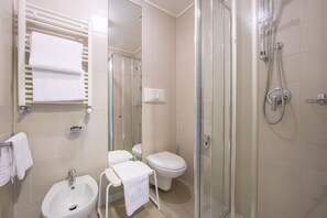 Regadera, secadora de cabello, bidet, toallas 