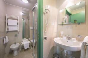 Douche, sèche-cheveux, bidet, serviettes fournies