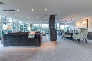 Smart TV - Le Chamois 506 - Ski in Ski out, Common Pool, Hot Tub & Gym (New Listing) (Whistler)