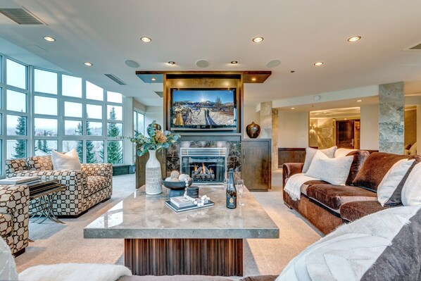 Smart TV - Le Chamois 506 - Ski in Ski out, Common Pool, Hot Tub & Gym (New Listing) (Whistler)