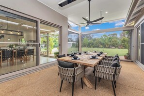 Outdoor dining - Luxury Designer Home | Smart Living | 4 Bedrooms (Moama)