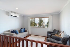 智能电视、书、立体声音响