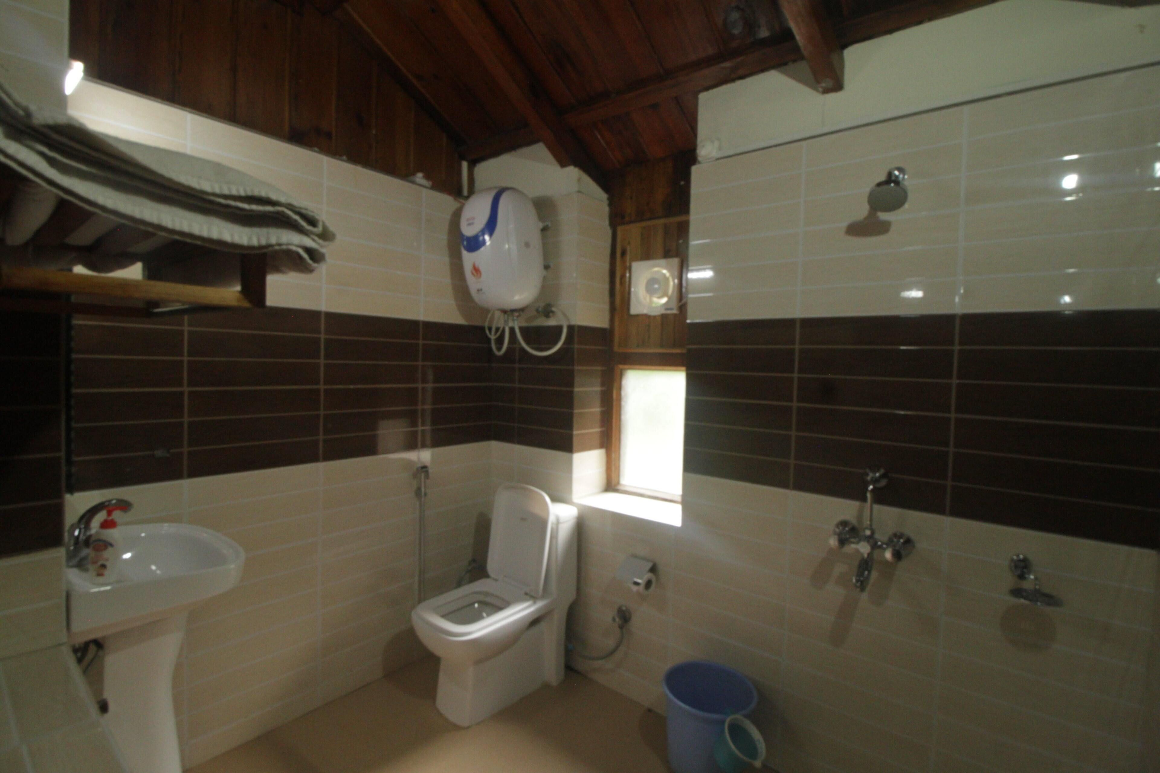Deluxe Triple Room | Bathroom