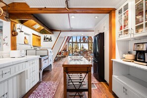 冷蔵庫、電子レンジ、オーブン、コンロ