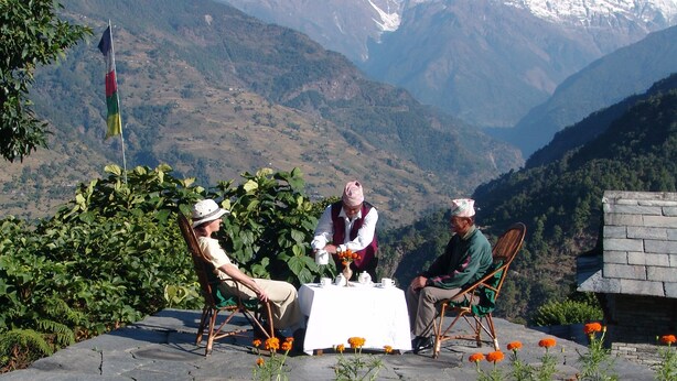 Mesa al aire libre con montañas al fondo.