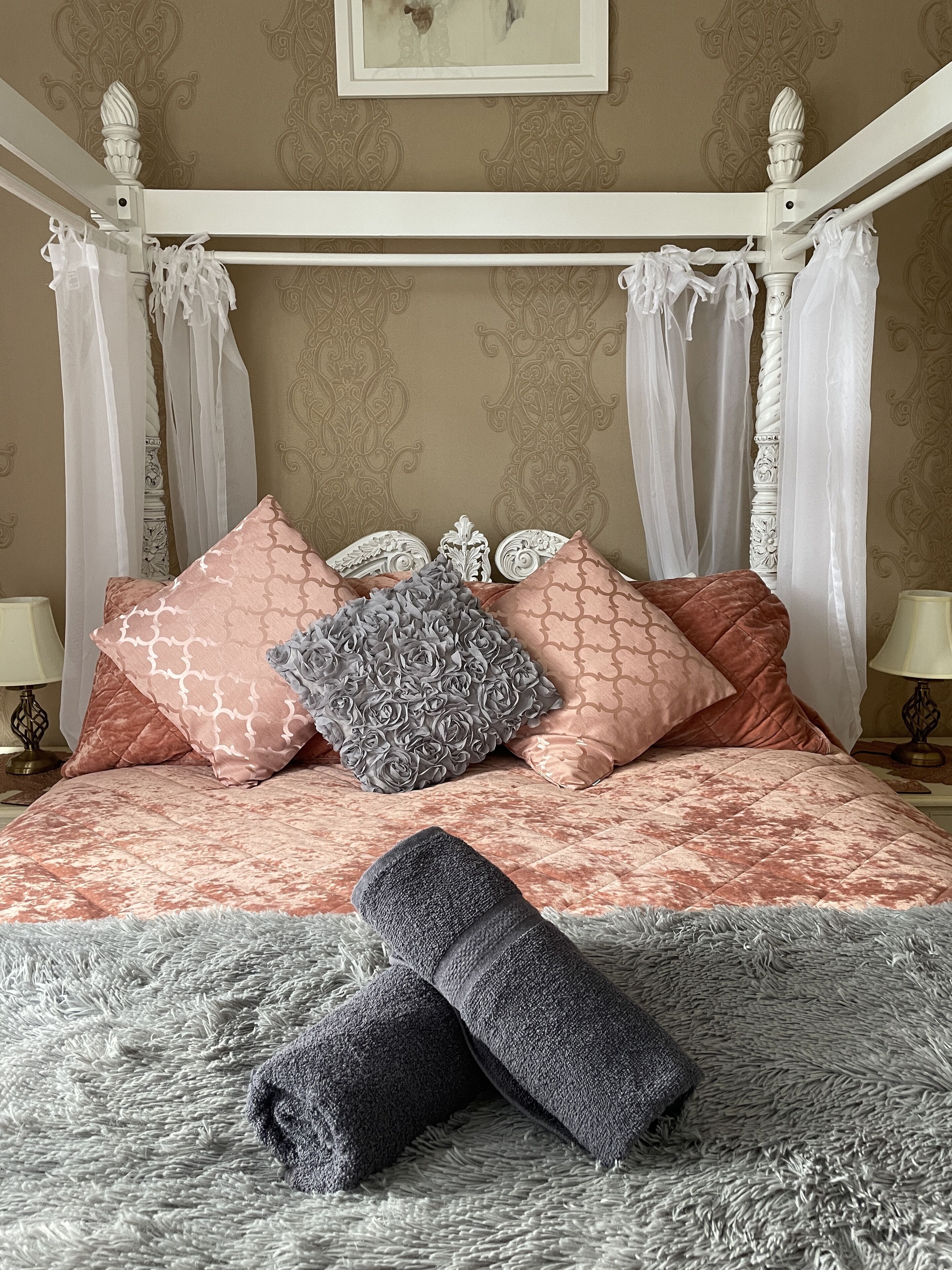 4 室のベッドルーム、アイロン / アイロン台、WiFi (無料)、ベッドシーツ