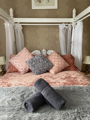 4 عدّة غرف نوم ومكواة/لوح كي وواي فاي مجانًا وملاءات أسرّة