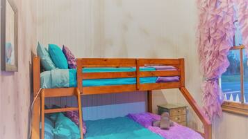 4 bedrooms, iron/ironing board, free WiFi, bed sheets