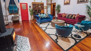 Ein gemütliches Wohnzimmer mit Kamin, zwei Sofas, einem Couchtisch und einem Bücherregal.