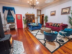 تلفزيون، مدفأة، كُتُب، ستيريو