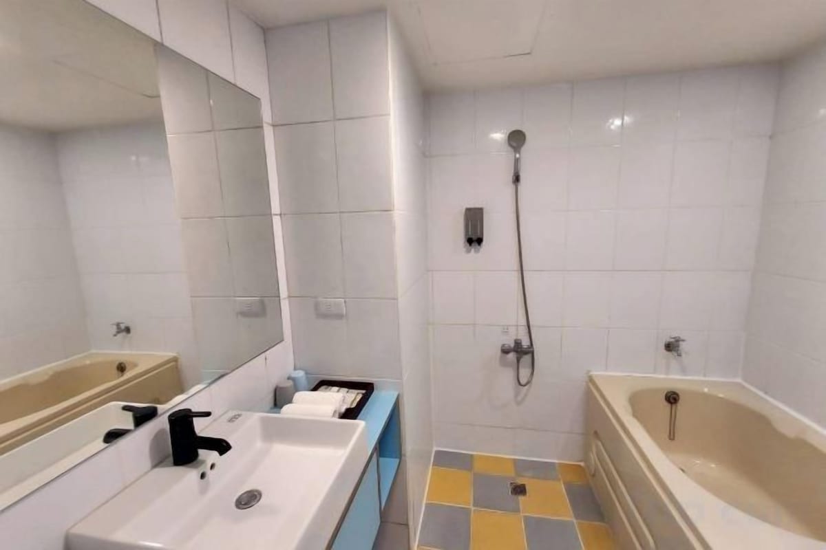 Badkamer | Een aparte badkuip en douche, een bronwaterbad, een regendouche