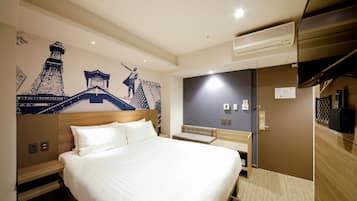 Habitación doble superior | Caja fuerte, escritorio, tabla de planchar con plancha y ropa de cama