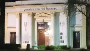 Un bâtiment dont l’entrée est marquée par une enseigne portant l’inscription « Nuestra Sra del Socorro », et qui présente un style architectural classique avec des colonnes et une porte d’entrée centrale.
